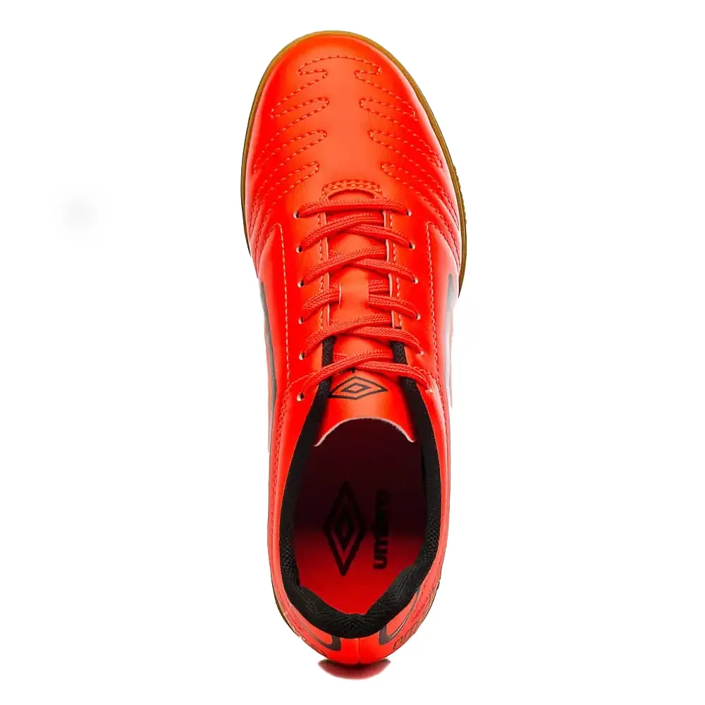 Chuteira de futsal Umbro coral vista em ângulo para ajuste e conforto